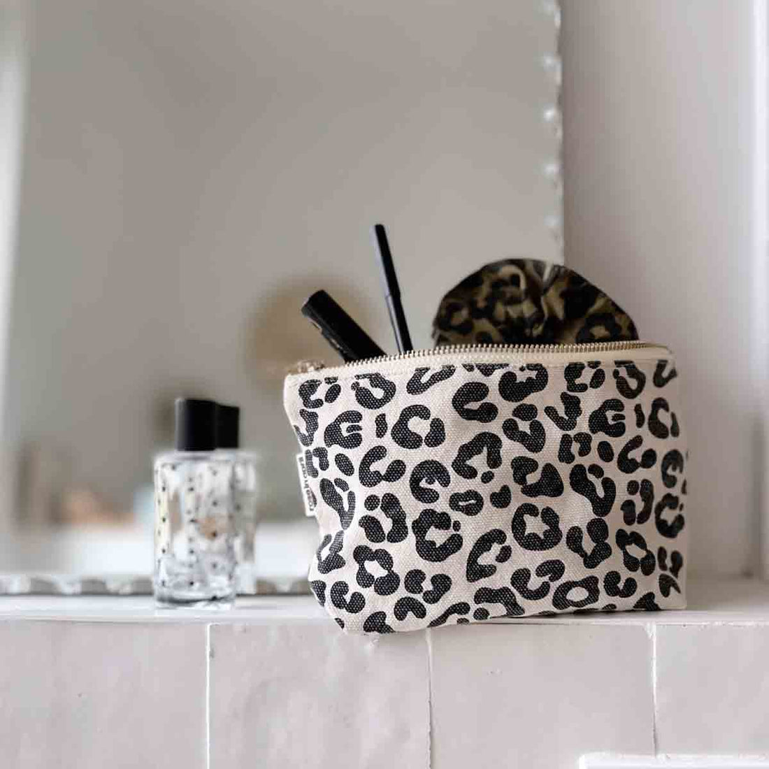 Rose in April - Kulturbeutel Sofia leoprint schwarz/natur