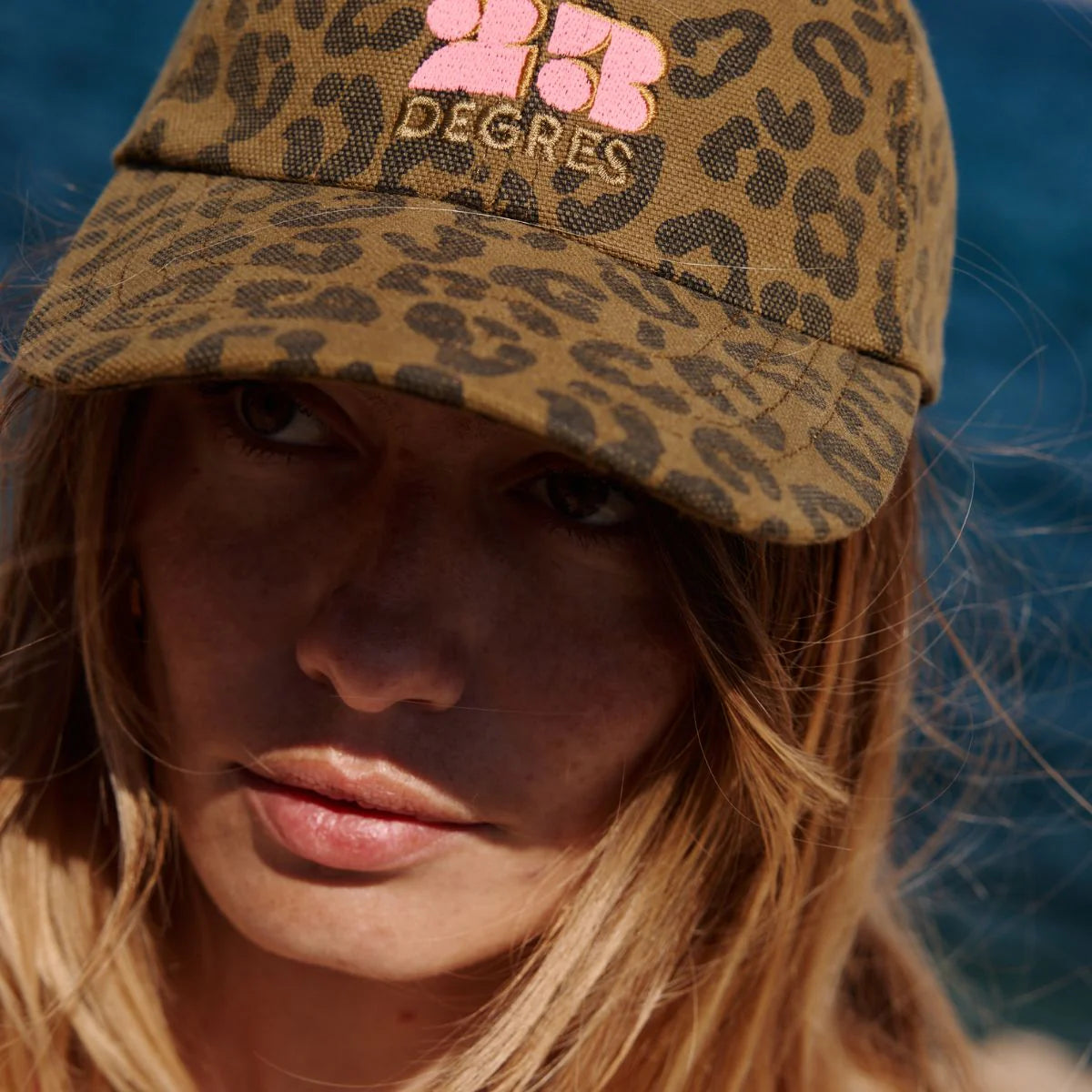 Rose in April - Cap 23 Degrees Leoprint schwarz/ olive