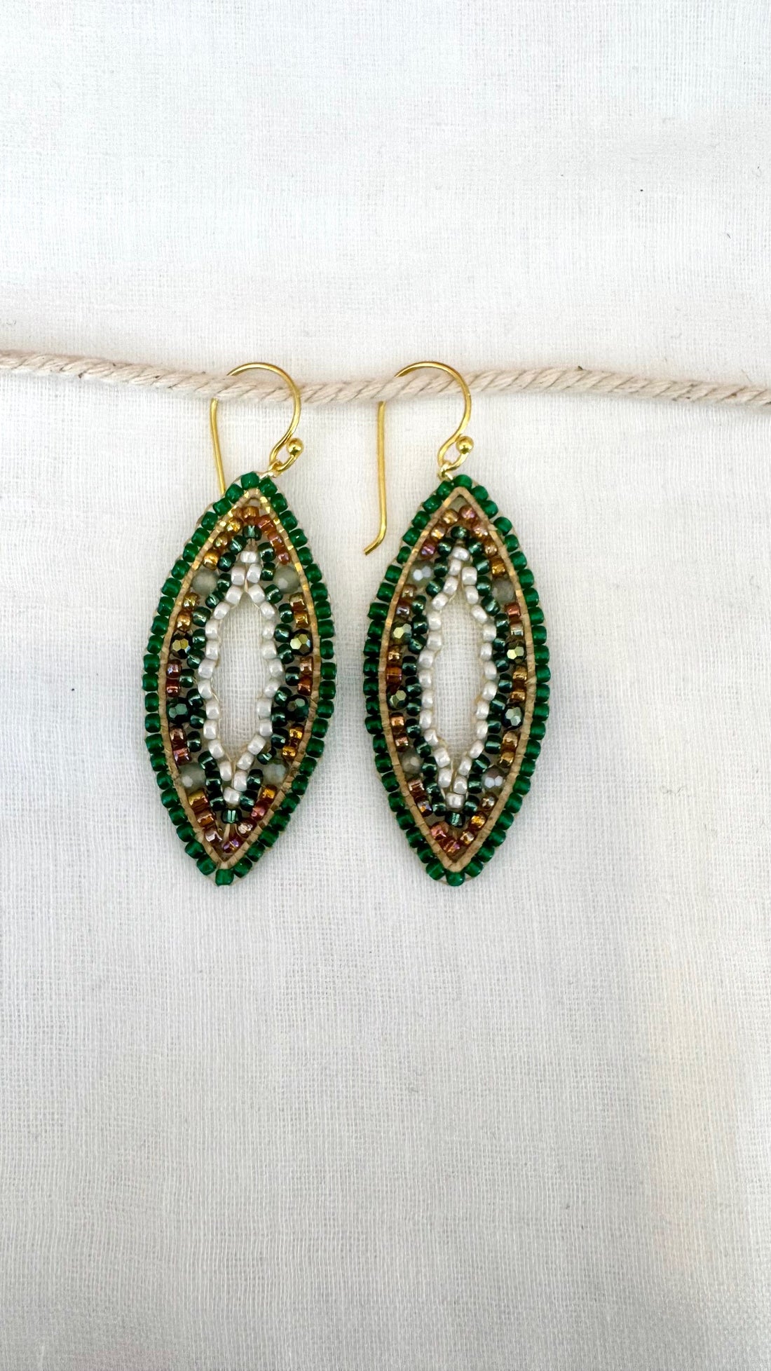 Sister Schmuck - handgefertigte ovale Ohrringe natur-grün