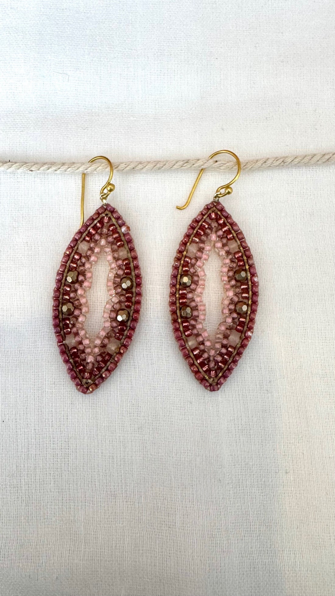 Sister Schmuck - handgefertigte ovale Ohrringe rosa-rot