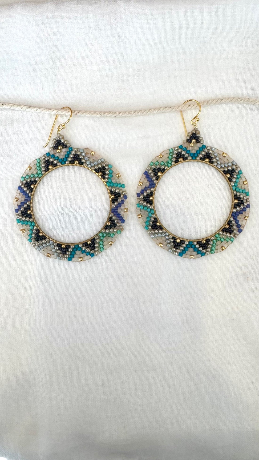 Sister Schmuck - handgefertigte runde Ohrringe natur-blau