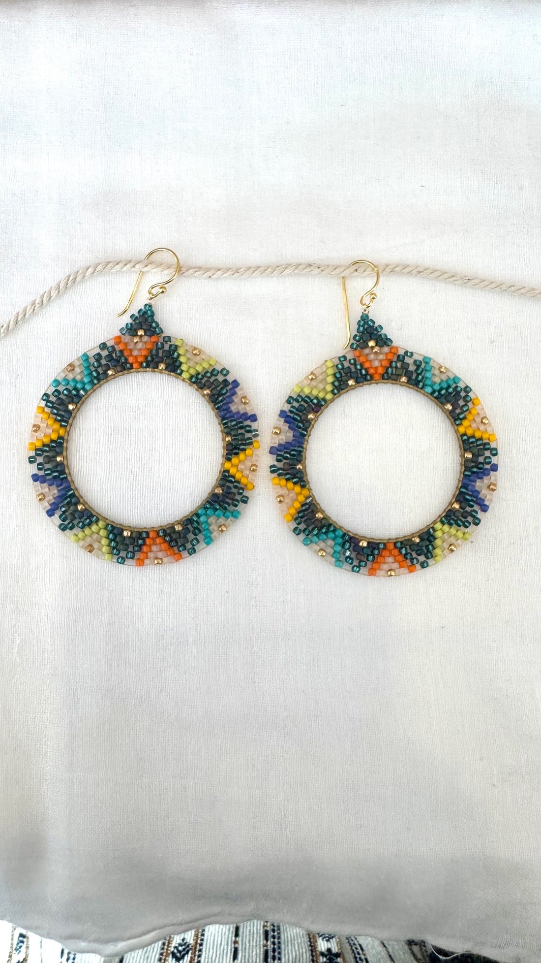 Sister Schmuck - handgefertigte runde Ohrringe natur-orange