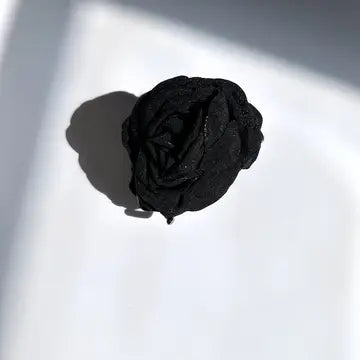 Solar Eclipse - Haarklammer mit Rosen schwarz