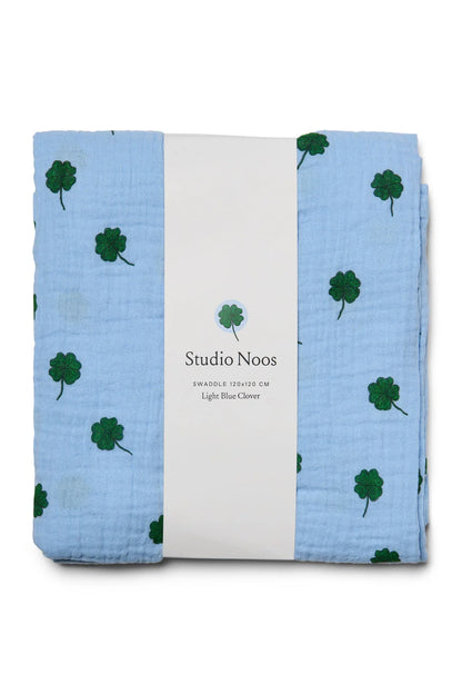 Studio Noos - Babyswaddle 70cm aus Baumwolle (bio) hellblau Kleeblatt