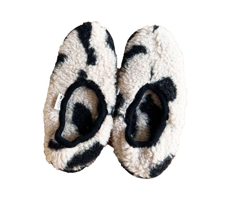 Die kuscheligen Hausschuhe von Alwero garantieren warme Füße.