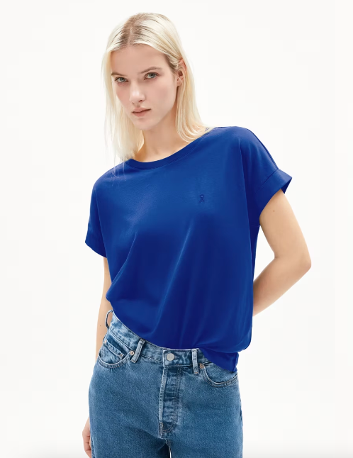 Spüre das angenehme Gefühl von Wohlbefinden in unserem IDAARA T-Shirt, das stilvolle Ausstrahlung mit behaglichem Komfort verbindet.