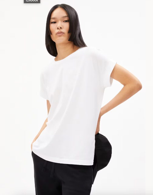 Spüre das angenehme Gefühl von Wohlbefinden in unserem IDAARA T-Shirt, das stilvolle Ausstrahlung mit behaglichem Komfort verbindet. Aus reiner Baumwolle gefertigt, umschmeichelt das Material sanft Deine Haut und verspricht Dir ein stets behagliches Tragegefühl. Die Passform des Oberteils ermöglicht Dir volle Bewegungsfreiheit und Komfort. Eine dezente Logo-Stickerei veredelt das Aussehen und sorgt für eine exklusive Note.