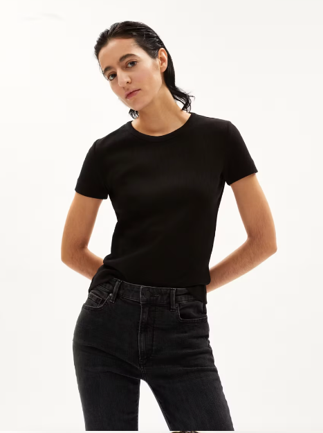 Erlebe die zeitlose Vielseitigkeit des KARDAA T-Shirts aus mittelschwerem Jersey mit Ripp-Struktur.