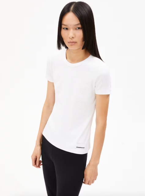 Erlebe die zeitlose Vielseitigkeit des KARDAA T-Shirts aus mittelschwerem Jersey mit Ripp-Struktur.