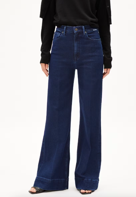 Der hohe Bund, das weit geschnittene Bein und die enganliegende Hüfte verleihen Dir eine edle Silhouette