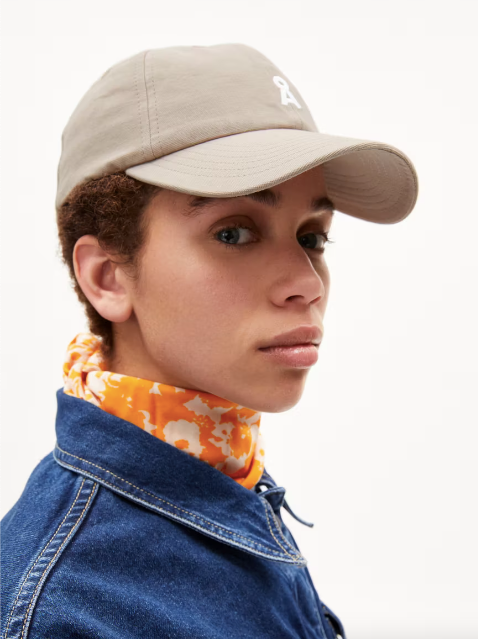 Klassische und coole Kappe Yeenas in beige aus Biobaumwolle von Armedangels, sie ist super angenehm zu tragen....