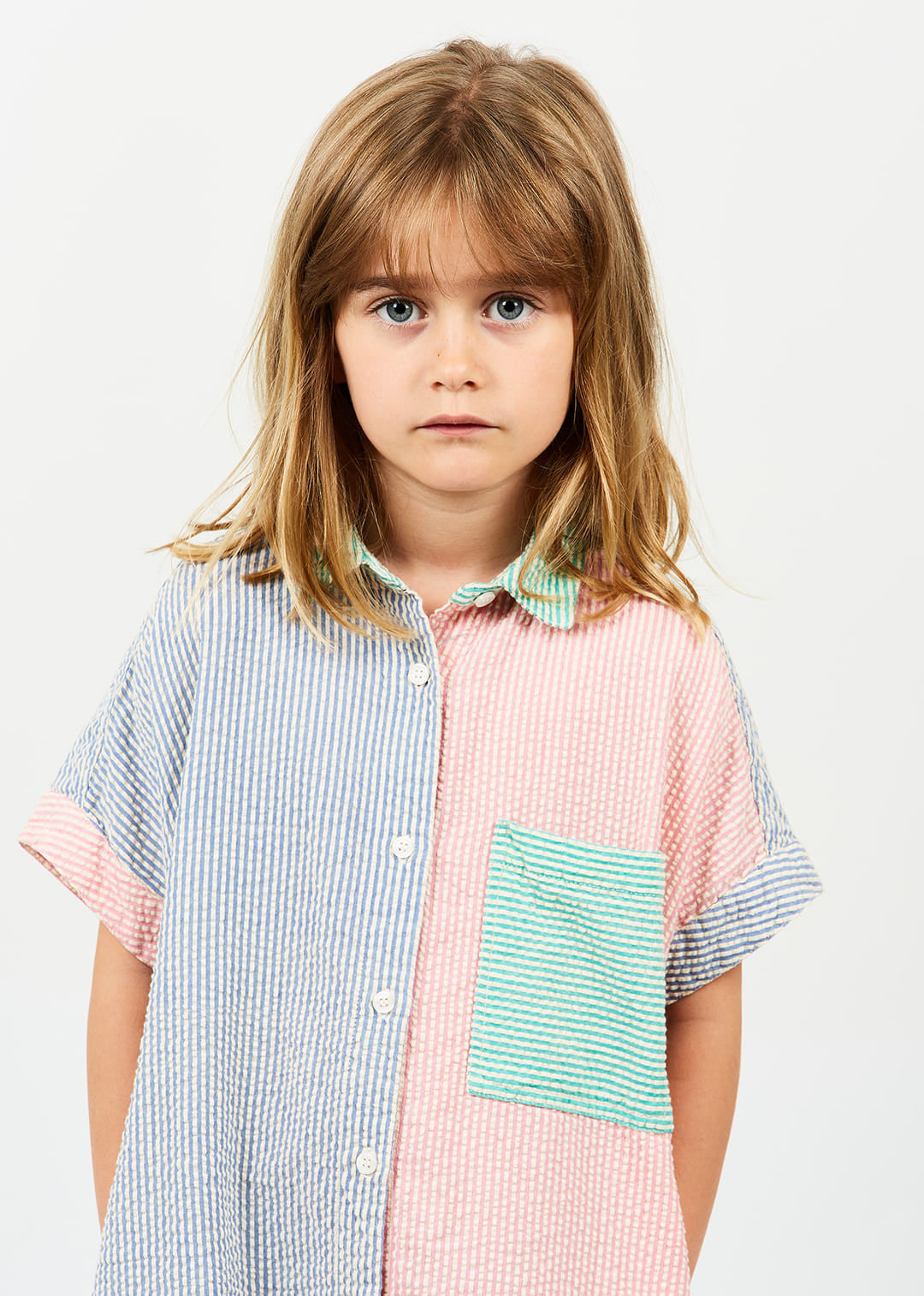 Dreifarbig gestreiftes Hemdblusenkleid für Mädchen  von Arsène et les Pipelettes.