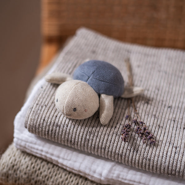 Schöne Rassel für Babys im Schildkröten Design in jeansblau von Ava & Yves.