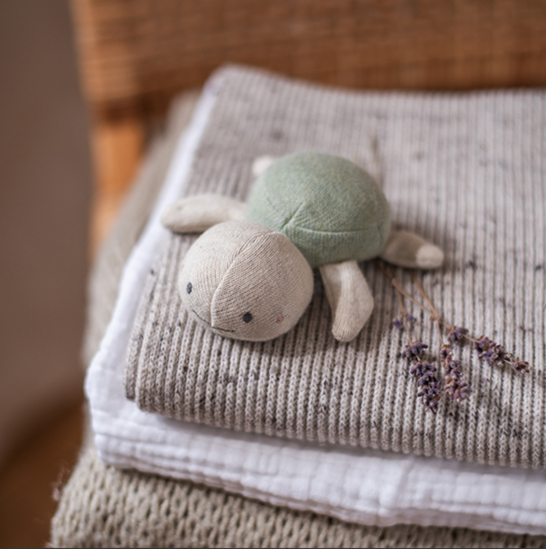 Ava & Yves - Babyrassel Schildkröte grün - AURYN Shop