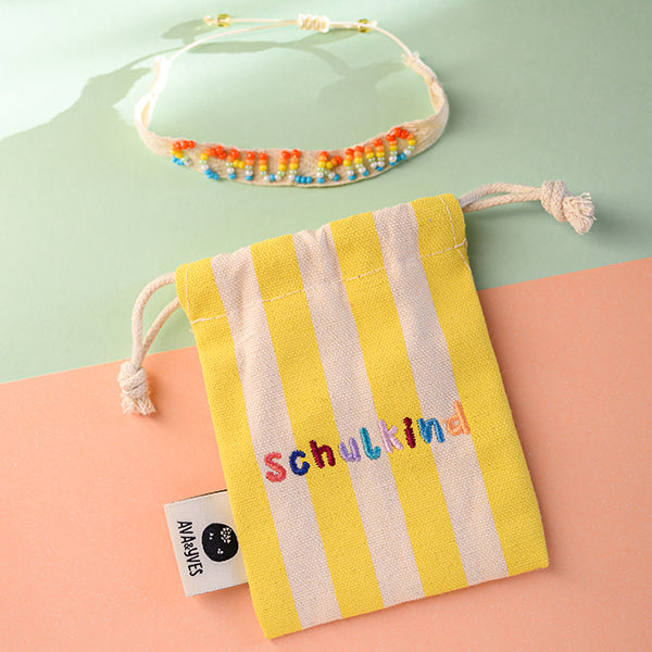 Ava & Yves -Gewebtes Armband mit Stickerei Schulkind natur/gelb