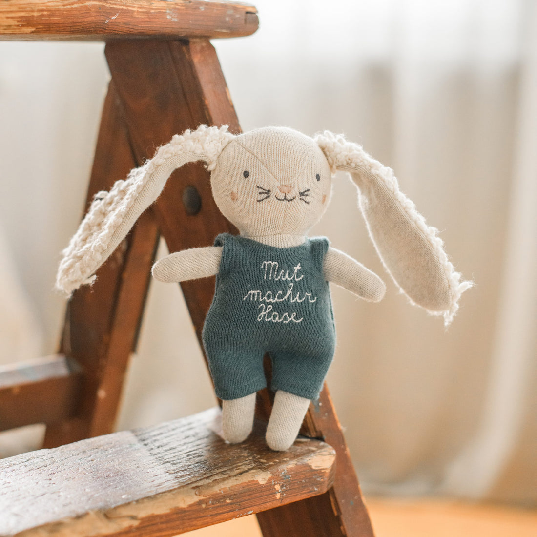 Ava & Yves - MutmacherHase mit Anzug blau