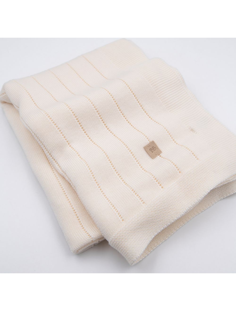 Die gestrickte, gestreifte Decke ist aus weichem, natürlichem Bambusstrick gefertigt