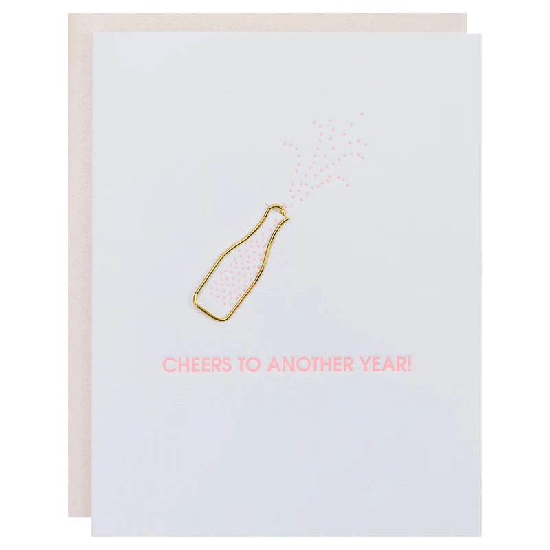 Unsere Karte „Cheers To Another Year“ wurde im Buchdruckverfahren auf einer alten Druckmaschine im sonnigen Kalifornien gedruckt.