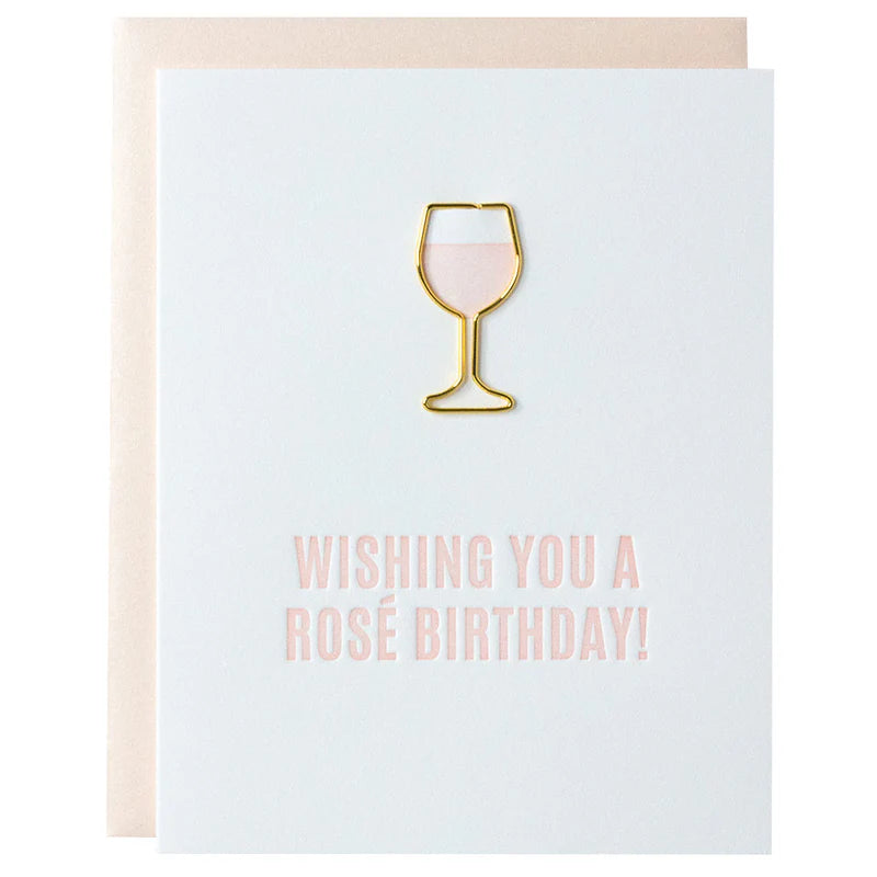 Unsere Karte „Wishing You a Rosé Birthday“ wird im Buchdruckverfahren auf einer alten Druckmaschine im sonnigen Kalifornien gedruckt