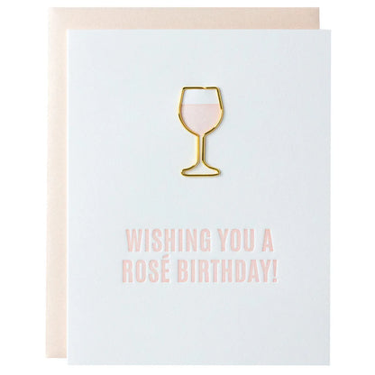 Unsere Karte „Wishing You a Rosé Birthday“ wird im Buchdruckverfahren auf einer alten Druckmaschine im sonnigen Kalifornien gedruckt