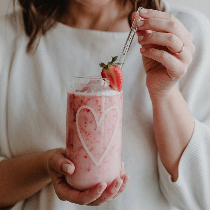 Mit den hohen Trinkgläsern von Eulenschnitt kommt richtiges Sommer-Feeling auf. Mit ihren großen Gute-Laune-Prints sind sie perfekt geeignet für selbstgemachte Limonaden, Eistees, deine Lieblings Sommer-Cocktails oder leckere Milchshakes.