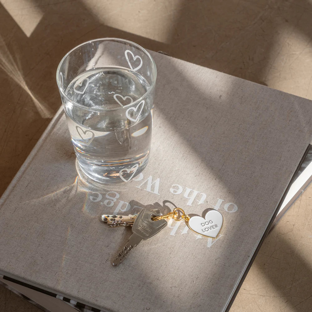 Erlebe die Welt der Hundeliebe mit unserem neuen Schlüsselanhänger "Dog Lover" in Herzform.