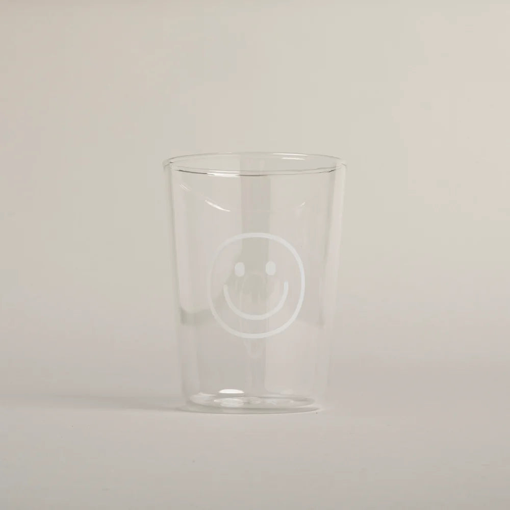 Mit unserem&amp;nbsp;Trinkglas Smiley&amp;nbsp;wird jede Gelegenheit zu einem Freudenfest! Dieses fröhliche Glas ziert ein großer weißer Smiley, der sofort gute Laune verbreitet.