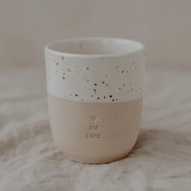 Wir freuen uns so, Euch ein neues Mitglied in unserer Steingut Becher Familie vorstellen zu können, unseren wundervollen neuen Becher Me Time ist endlich da!