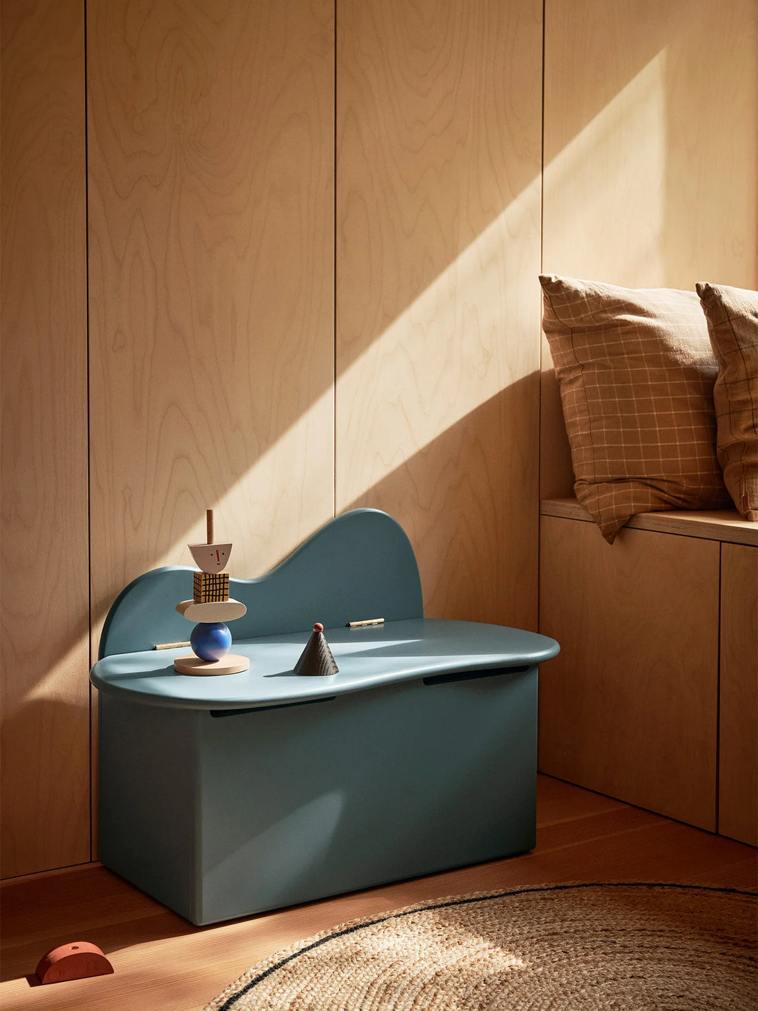 ferm LIVING - Kinderbank mit Stauraum aus Holz blau