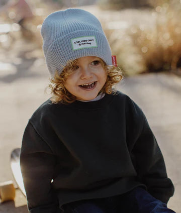 Die Pop Artic Mütze ist eines der pastellfarbenen Modelle der Kollektion. Sowohl Kinder als auch Eltern lieben das frische, leuchtende Hellblau. Sie eignet sich perfekt für den Schulweg, einen Stadtbummel oder auch eine Bergtour - ganz nach Belieben 🙈 Erhältlich für alle, von 9 Monaten bis 99 Jahren.  