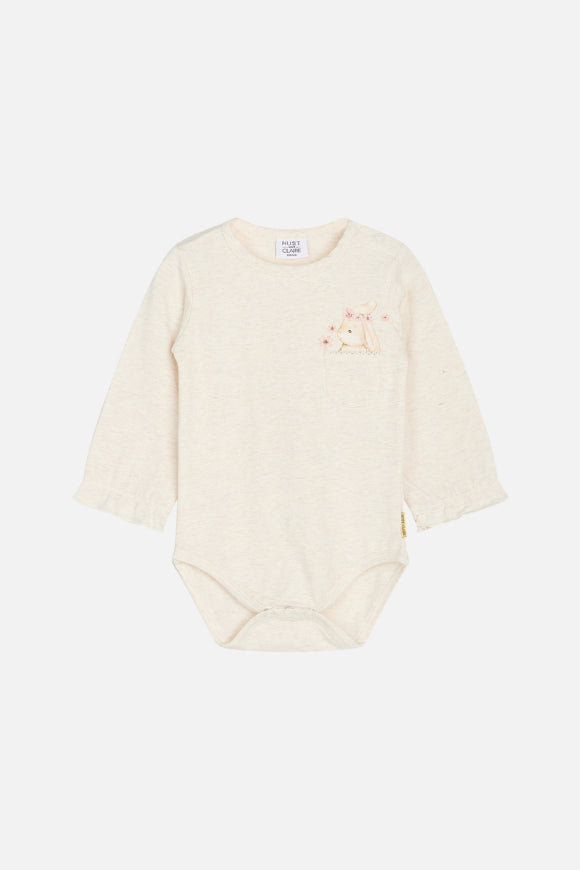 Langärmeliger Body mit Hasenprint auf der Brusttasche aus Bio-Baumwolle von Hust & Claire.