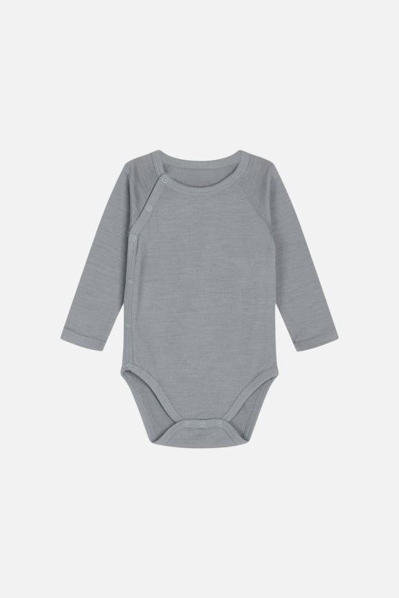 Langärmeliger Body aus weichem Stretch-Seiden-Woll-Mix von Hust & Claire mit Wickeloptik auf der rechten Seite.