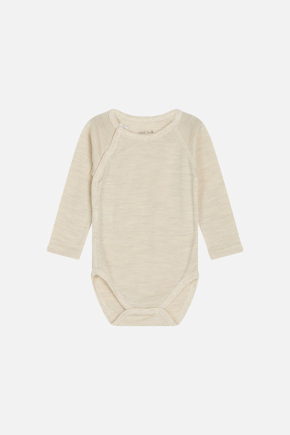 Langärmeliger Body aus weichem Stretch-Seiden-Woll-Mix von Hust & Claire mit Wickeloptik auf der rechten Seite. Verschluss mit Knöpfen zwischen den Beinen.