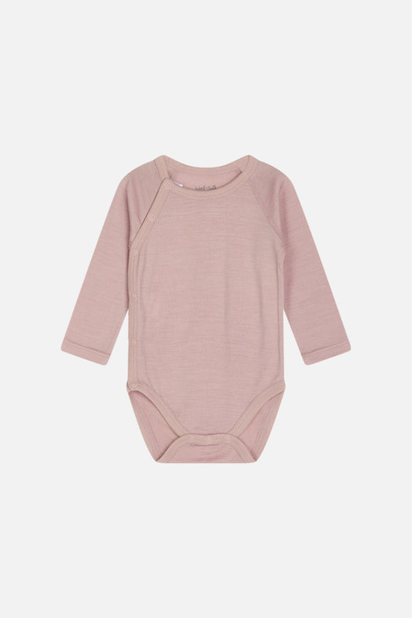 Langärmeliger Body aus weichem Stretch-Seiden-Woll-Mix von Hust & Claire mit Wickeloptik auf der rechten Seite. Verschluss mit Knöpfen zwischen den Beinen.