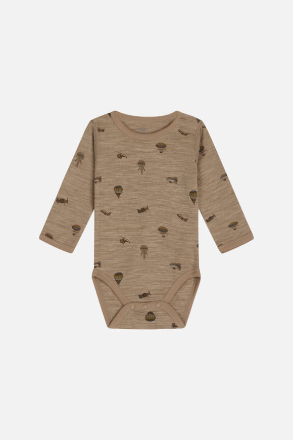 Langärmeliger Body aus weicher Stretch-Merinowolle mit Flugzeug Druck von Hust & Claire.
