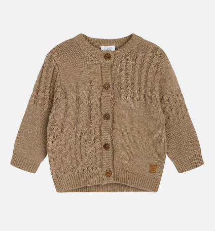 Bequeme Strickjacke mit leichtem Muster aus 100 % Bio-Baumwolle. für Mädchen und Jungen von Hust &amp; Claire.