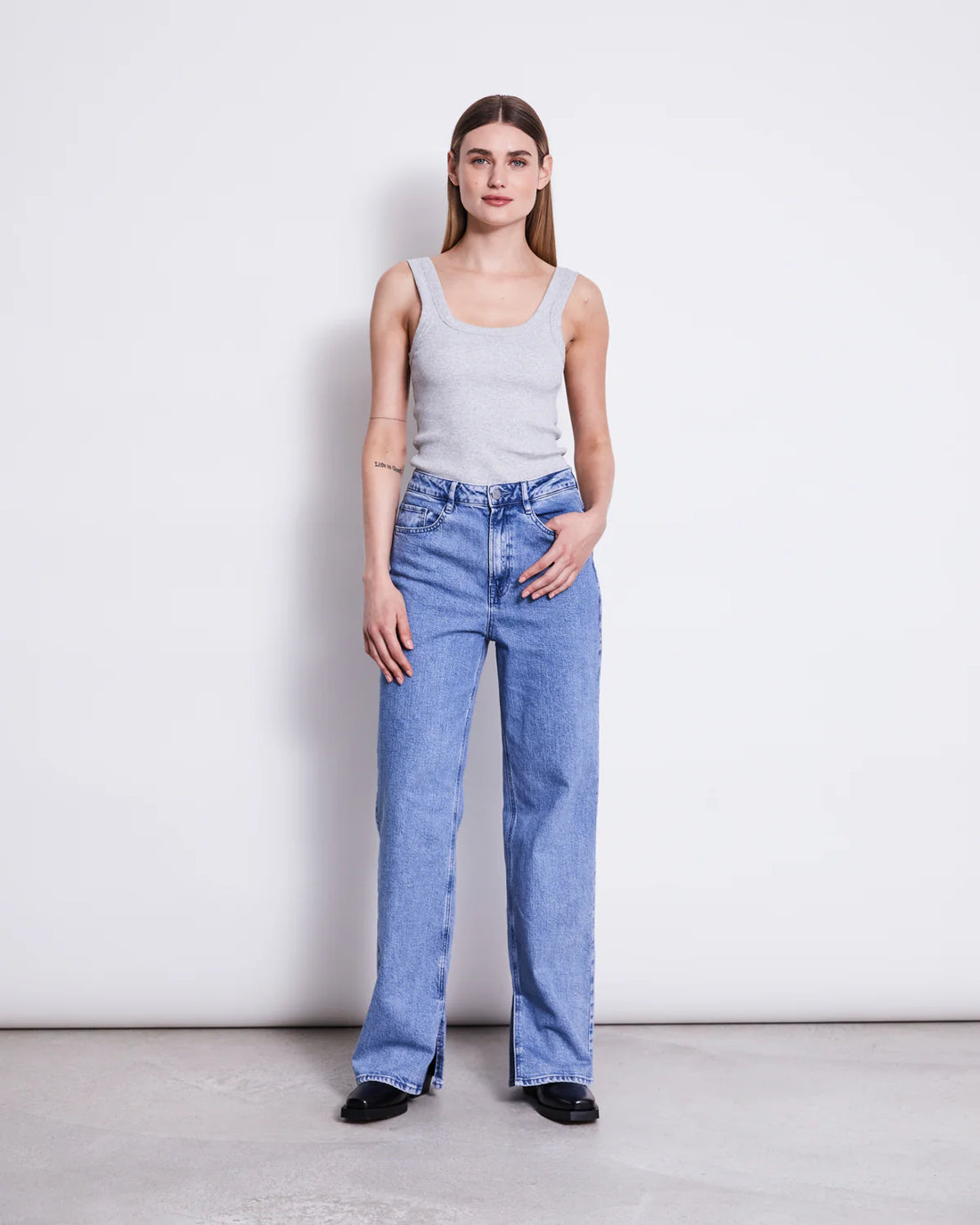 Coole Jeans mit weitem Bein in hellblau von Jan ´n June