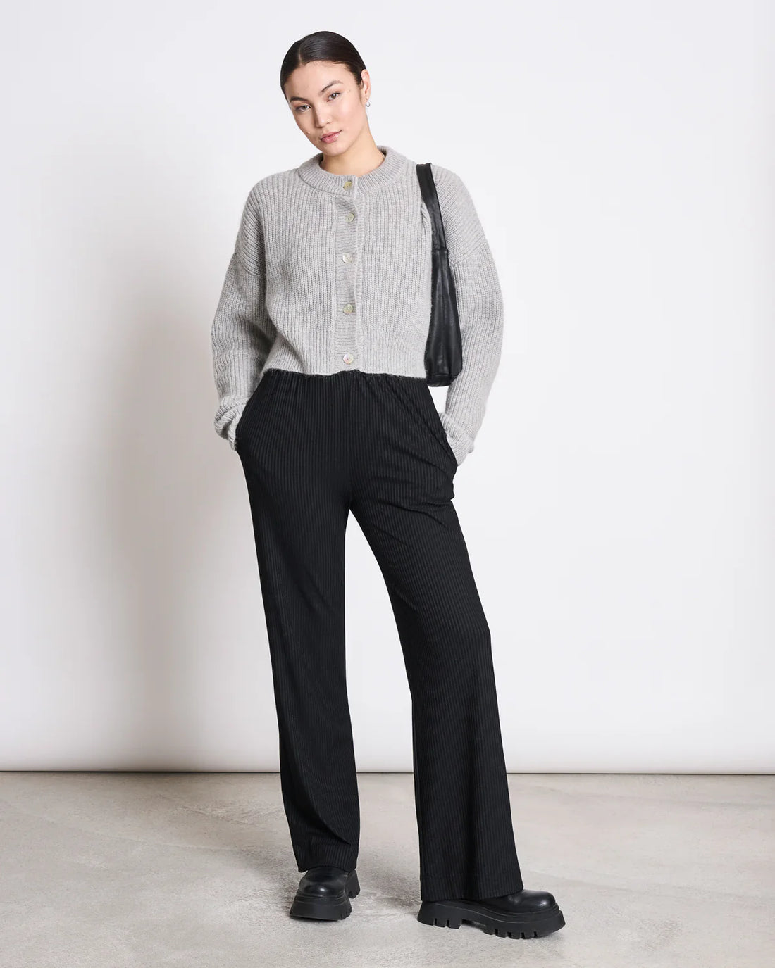 BENI ist unsere beliebte Strickjacke! Sie ist leicht verkürzt, hat einen O-Ausschnitt und eine Knopfleiste auf der Vorderseite