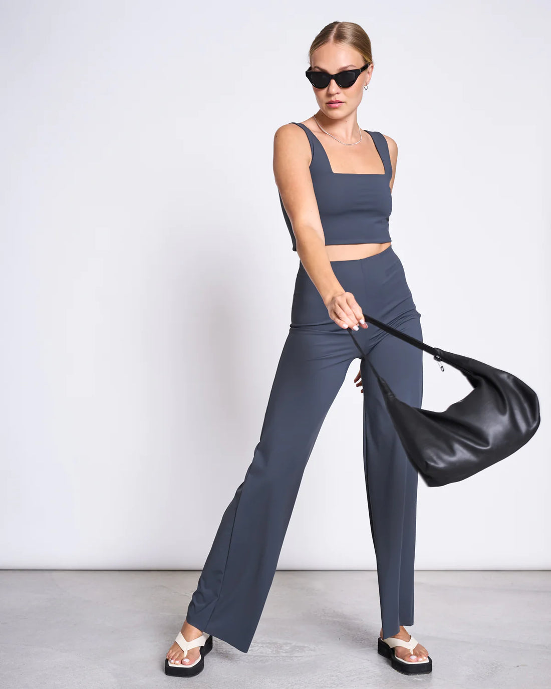 Taille: hoch und tailliert, Beine: breit und lang. Genau wie eine MARLENE sein sollte