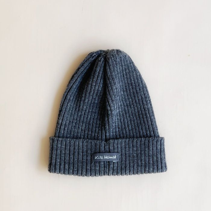 Die stylische, leichte Merino Strick-Beanie ist besonders zart zu sensibler Baby- und Kinderhaut.