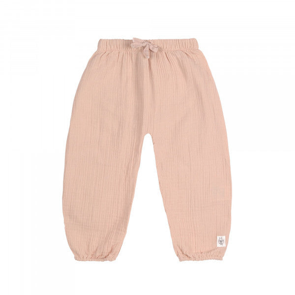 Die silbergraue Musselin Baby Pumphose besteht aus reiner Baumwolle und sorgt für ein weiches Tragegefühl. Der breite Bund mit Bindeband und die elastischen Bündchen am Knöchel sorgen für eine bequeme Pas