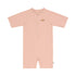 Der rosa Kinder Kurzarm Schwimmanzug (UV Schutz 60) mit Kinnschutz, Flachnähten, durchgehenden Reißverschluss sowie atmungsaktivem und schnelltrocknendem Material sorgt für maximale Bewegungsfreiheit und Badespaß.