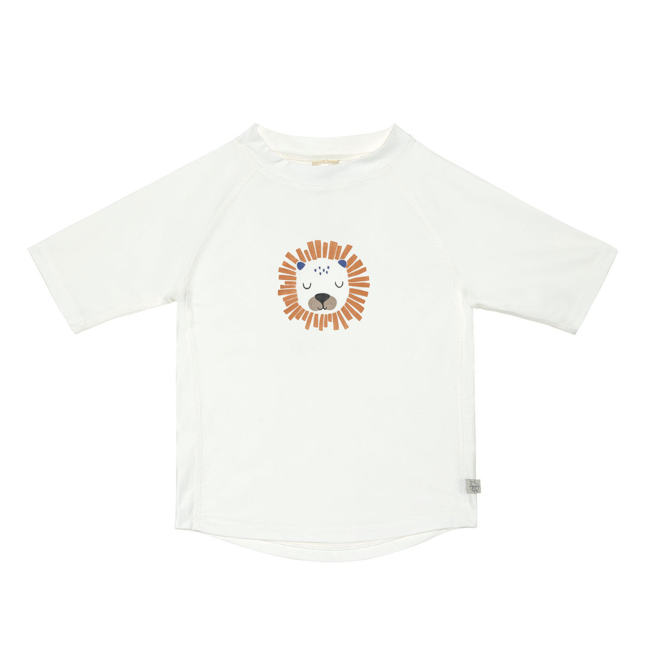 Das weiße, kurzärmelige Kinder UV Shirt mit UV-Schutz 60 kommt mit einem Löwen Print und extra weichem Stoff. Das atmungsaktive und schnelltrocknende Material sorgt für eine angenehme Passform und Badespaß.