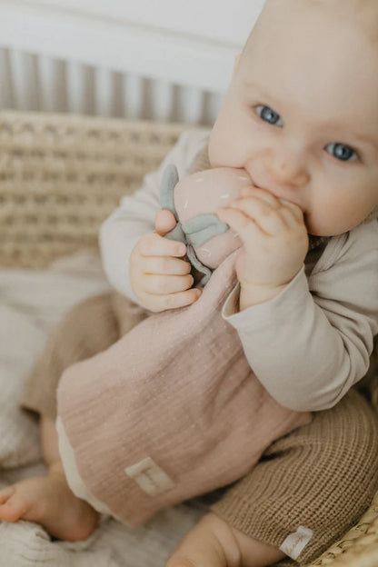 Leevje - Baby Kuscheltuch Erdbeere rosa