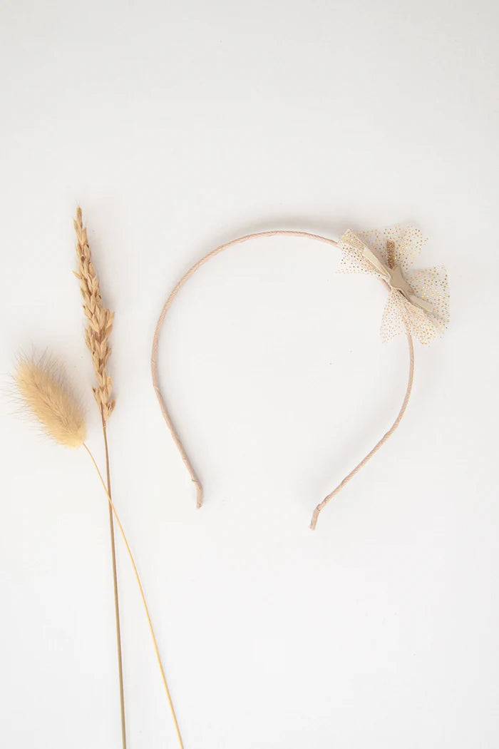 Der Haarreif mit einem eingetüllten Stern ist ein echter Hingucker im Haar und macht jedes Outfit zu etwas Besonderem. Passend zu jedem Anlass ist der mit Stoff bezogene Haarreif angenehm zu tragen. 