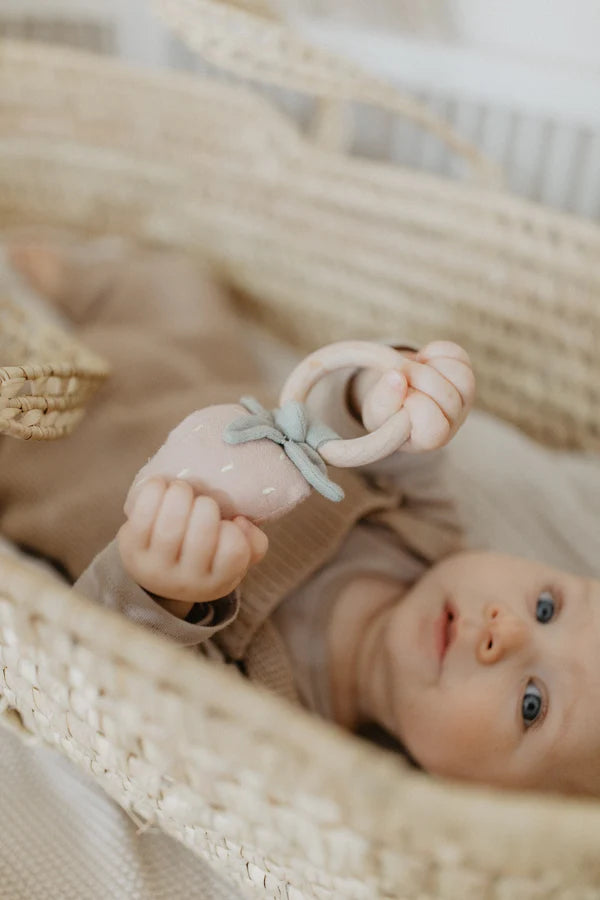 Leevje - Baby Rassel mit Holzring Erdbeere