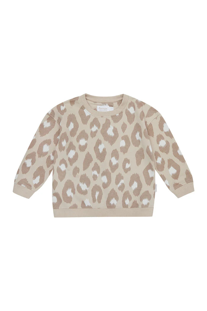 Dieser coole oversized geschnittene Sweater ist der perfekte Begleiter für den Alltag. Auch erhältlich als Mini-Me Look mit unserem Leo-Sweater für Frauen.