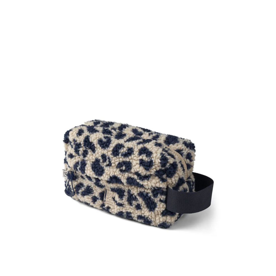 Die Trine Kulturtasche aus weichem und fluffigem Fleece ist ein geräumiger Begleiter für Toilettenartikel und ein vielseitiger Organizer für den Alltag
oder auf Reisen.