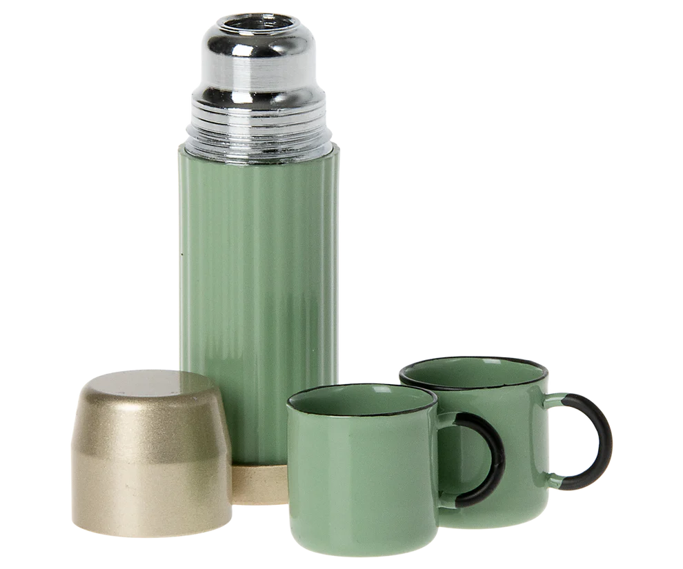 Dieses kleine Set ist mit den feinsten Details gefertigt, die das Produkt sehr authentisch machen. Sie können den Deckel abschrauben und das Spiel kann beginnen.