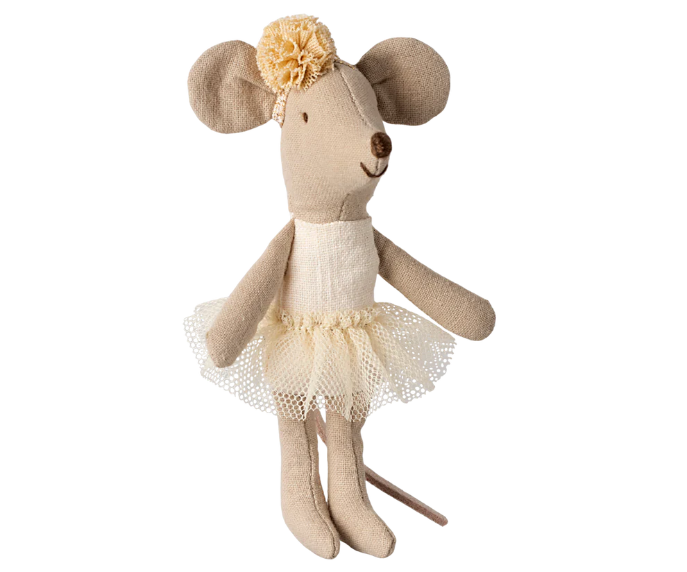 Eine kleine Schwestermaus, die sich wie eine anmutige Ballerina gekleidet hat. Sie trägt ein wunderschönes cremefarbenes Tutu und ein wunderschönes Stirnband - bereit für stundenlanges Tanzen.